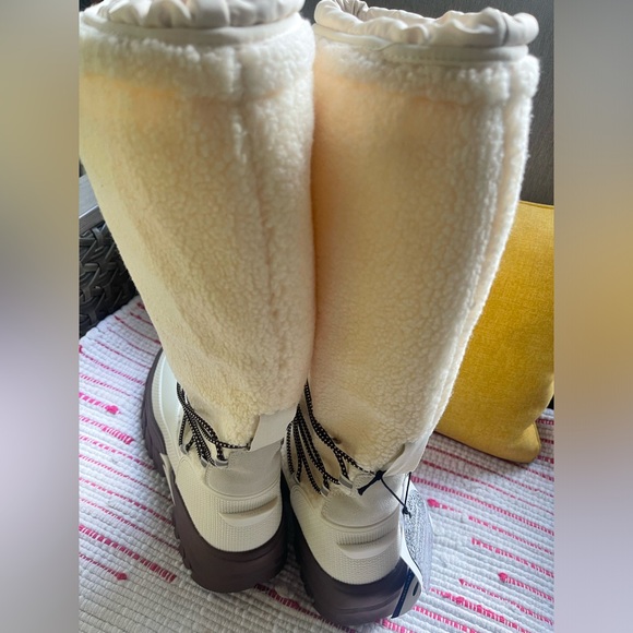 HUNTER
Women's White Wanderer Fleece Waterproof Tall Boot - Picture 8 of 10